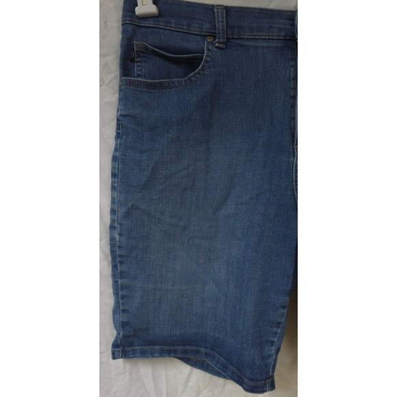 Lee Womens 14M Blue Medium Wash Relaxed Fit 5 Pocket Stretch Denim Shorts 34x10 - Picture 2 of 9